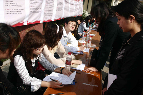 嘉定招聘会_嘉定举办大型招聘会,约2000人达成初步就业意向(5)