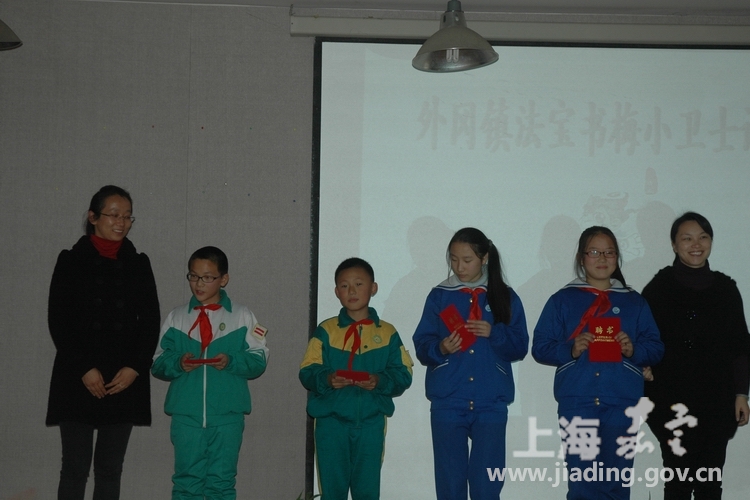 活动中,来自外冈小学,望新小学,外冈中学的12名学生依次上台进行演讲.