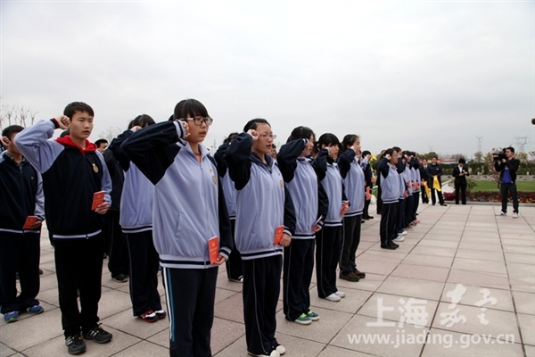 活动以松鹤园为主阵地,在松鹤园名人苑广场举行入团宣誓仪式、向家乡的革命先烈致礼和探寻人文嘉定历史文化等活动,激励学生缅怀革命先烈的爱国情怀,了解家乡的历史文化,激发热爱家乡的真挚情感,从而为家乡的建设、祖国的繁荣而努力学习,为实现中华梦想而拼搏。