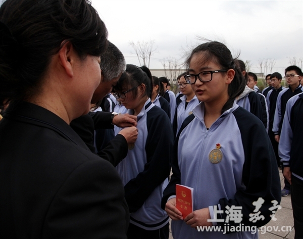 活动以松鹤园为主阵地,在松鹤园名人苑广场举行入团宣誓仪式、向家乡的革命先烈致礼和探寻人文嘉定历史文化等活动,激励学生缅怀革命先烈的爱国情怀,了解家乡的历史文化,激发热爱家乡的真挚情感,从而为家乡的建设、祖国的繁荣而努力学习,为实现中华梦想而拼搏。