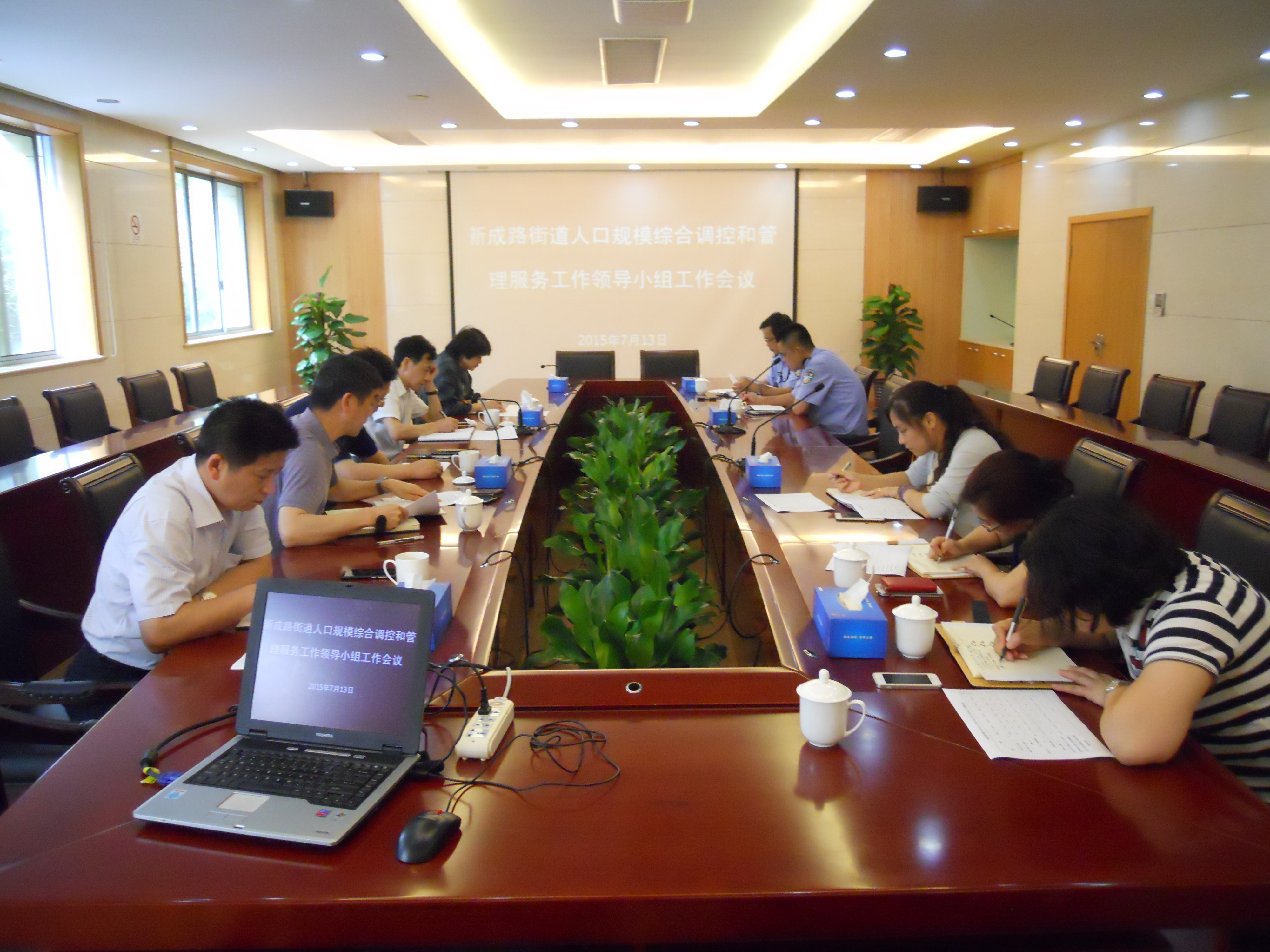 上海市人口综合调控领导小组_上海市人口密集分布图