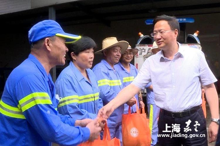 安亭镇领导慰问高温一线工作者