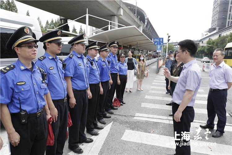 南翔镇党委书记严建明一行走访慰问一线城管执法队员