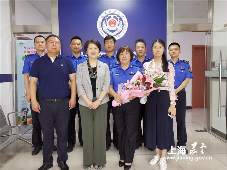南翔镇领导"七一"走访慰问南翔城管中队党支部