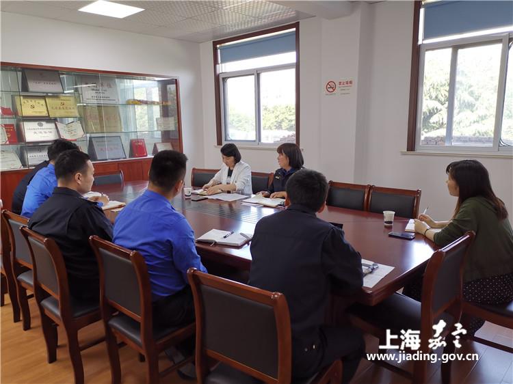 南翔镇党委副书记镇长吴雪芬赴南翔城管中队走访调研