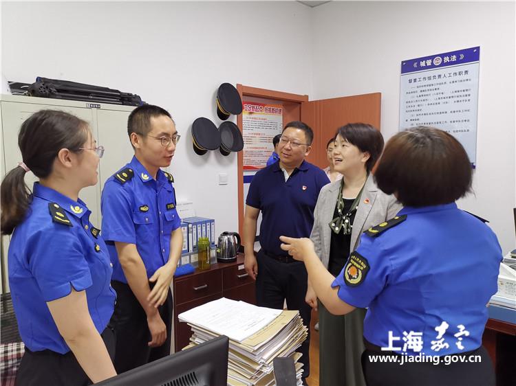 南翔镇领导"七一"走访慰问南翔城管中队党支部