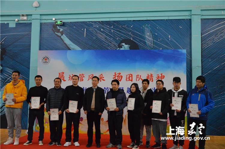 南翔镇党委副书记陆晓明为拔河项目冠军团队颁奖中队领导班子为其余