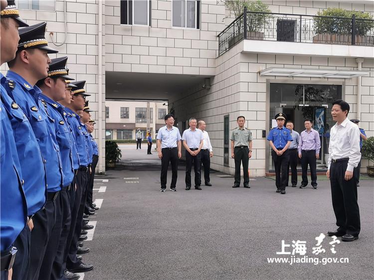 嘉定区委书记陆方舟一行慰问南翔城管中队一线队员