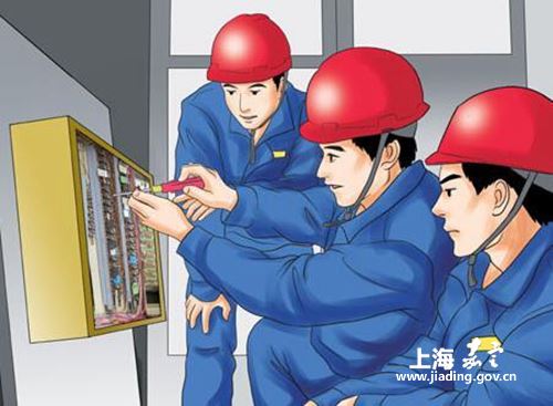 村民的出租屋出现特殊样板房:不但配备了逃生梯、灭火器,还建造了集中式厨房、室外统一排线的电瓶车充电点日前记者从消防部门了解到,嘉定正在安亭镇星光村试点农村消防样板房,用严格的消防标准保障租客的生命财产安全。 记者在星光村看到,经过消防改造以后,这栋农村自建出租屋配备了灭火器、应急灯和逃生梯等消防设备,楼下还增设了电瓶车的停放区域,电线都是套管后再拉出来的。
