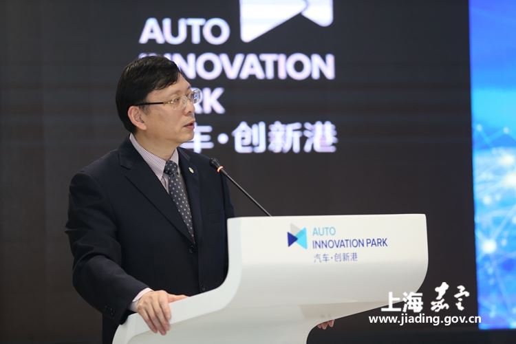 6月5日,同济大学与上海国际汽车城签署战略合作协议。今后,双方将秉着优势互补、互利互惠、相互支持、共赢发展的原则,在智能网联汽车、智慧交通与大数据、智慧城市、通讯与软件工程、商业模式创新、学术活动组织、人才交流与培养、技术人员培训、科普体验、产业孵化等方面建立战略合作关系,双方合作构建上海国际汽车城-同济大学科技创新与服务协同平台,共同建立开放协同、互相参与、资源互补的产学研合作机制。 同济大学党委常务副书记方守恩、嘉定区副区长陆祖芳等出席活动。 方守恩在致辞中表示,近年来,同济大学与上海国际汽车