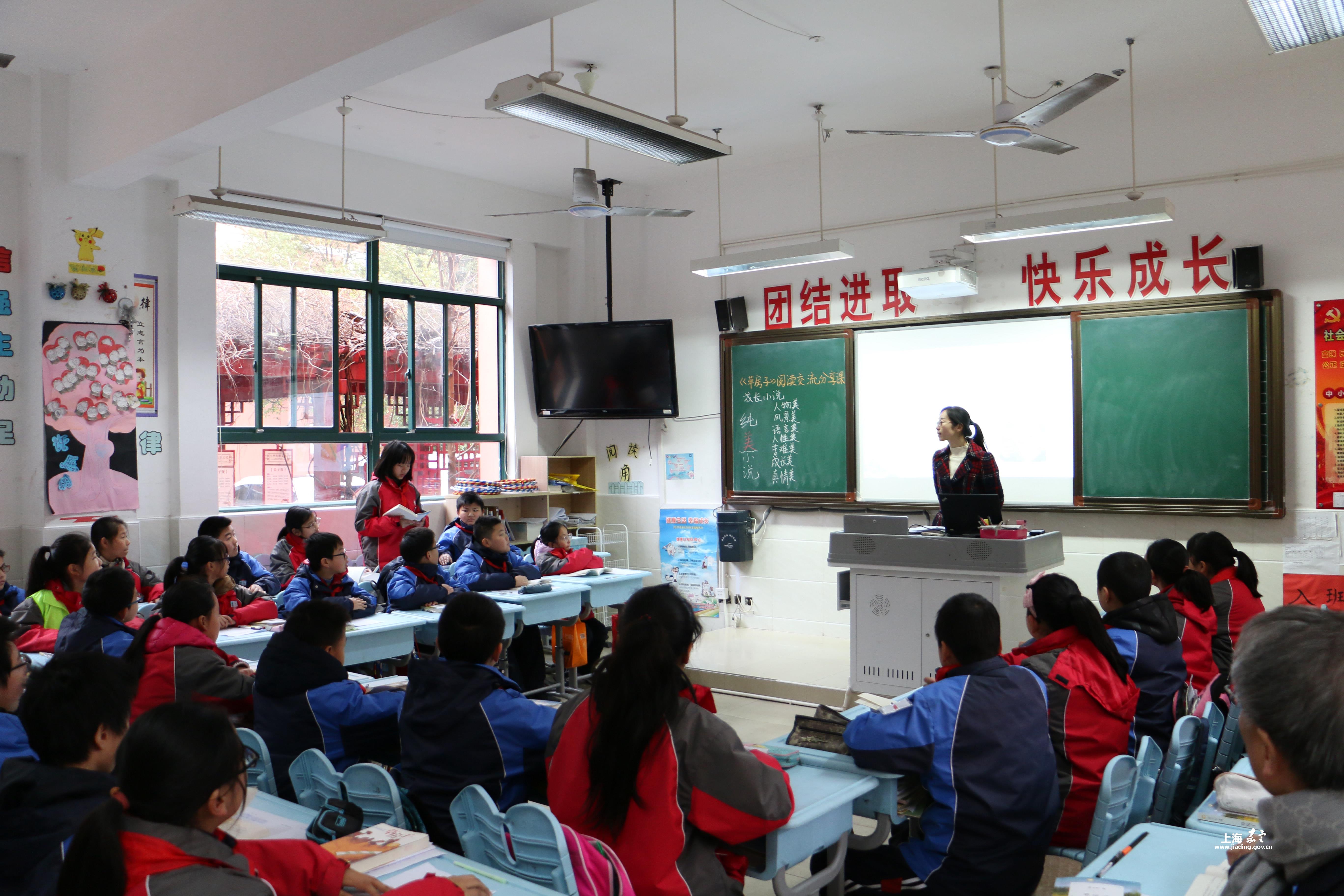 嘉定区初中校长研修共同体现场会在金鹤中学举行