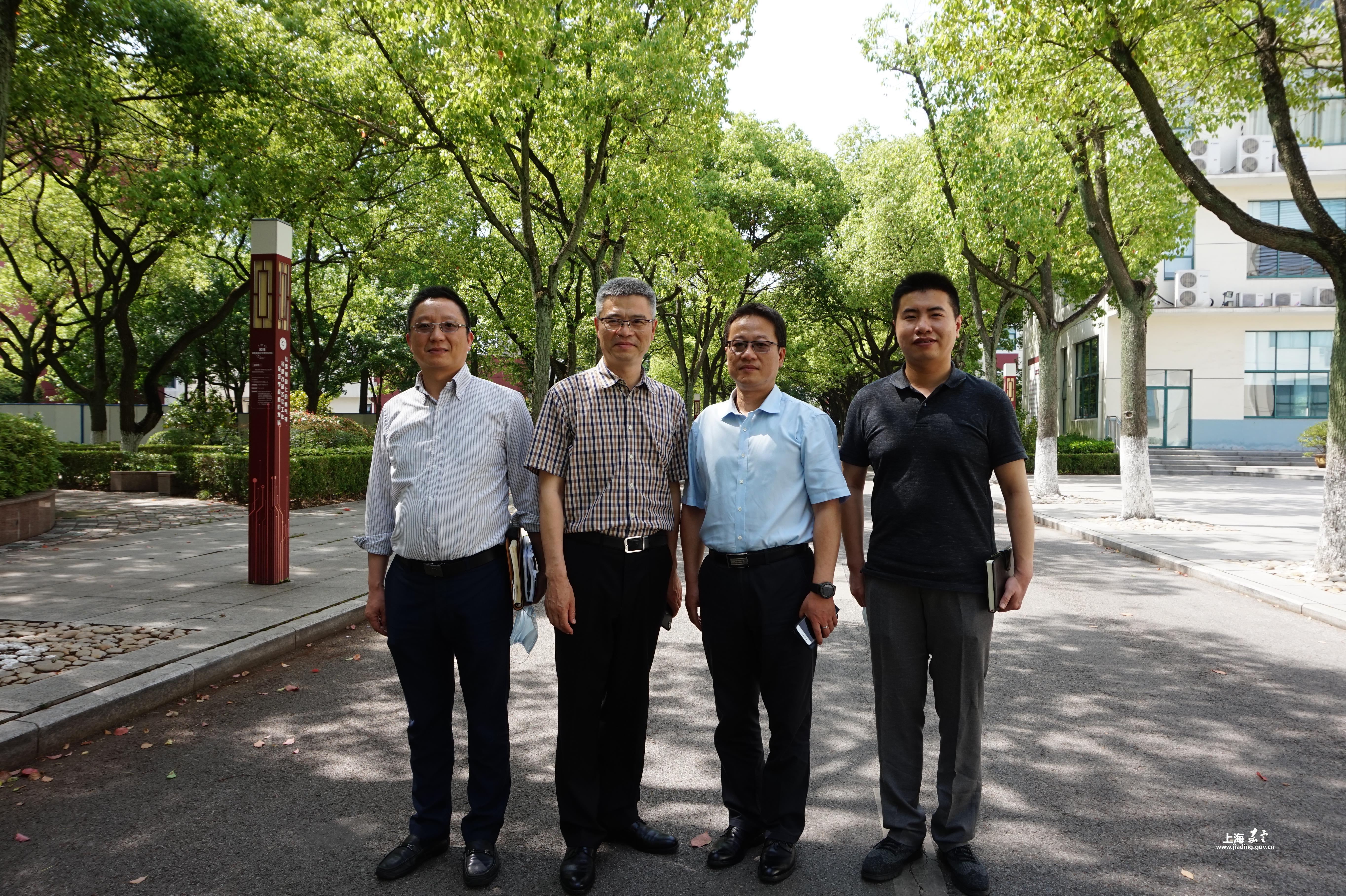 区科协主席万刚一行调研嘉定二中
