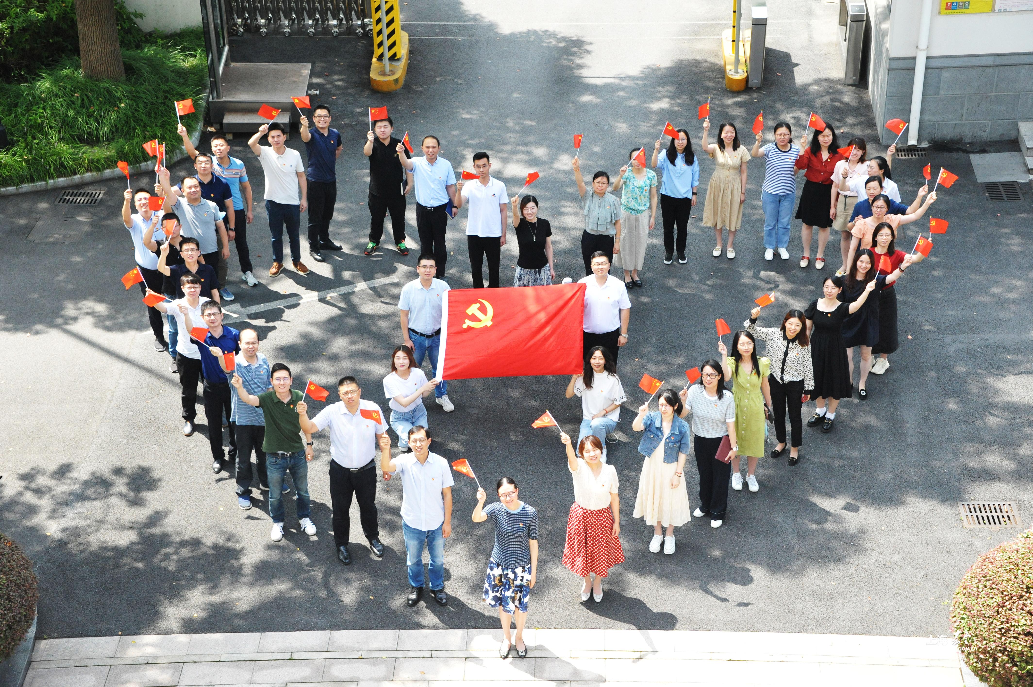 了庆祝建党100周年"微快闪"活动,大家通过队列组合成"100"和爱心图案