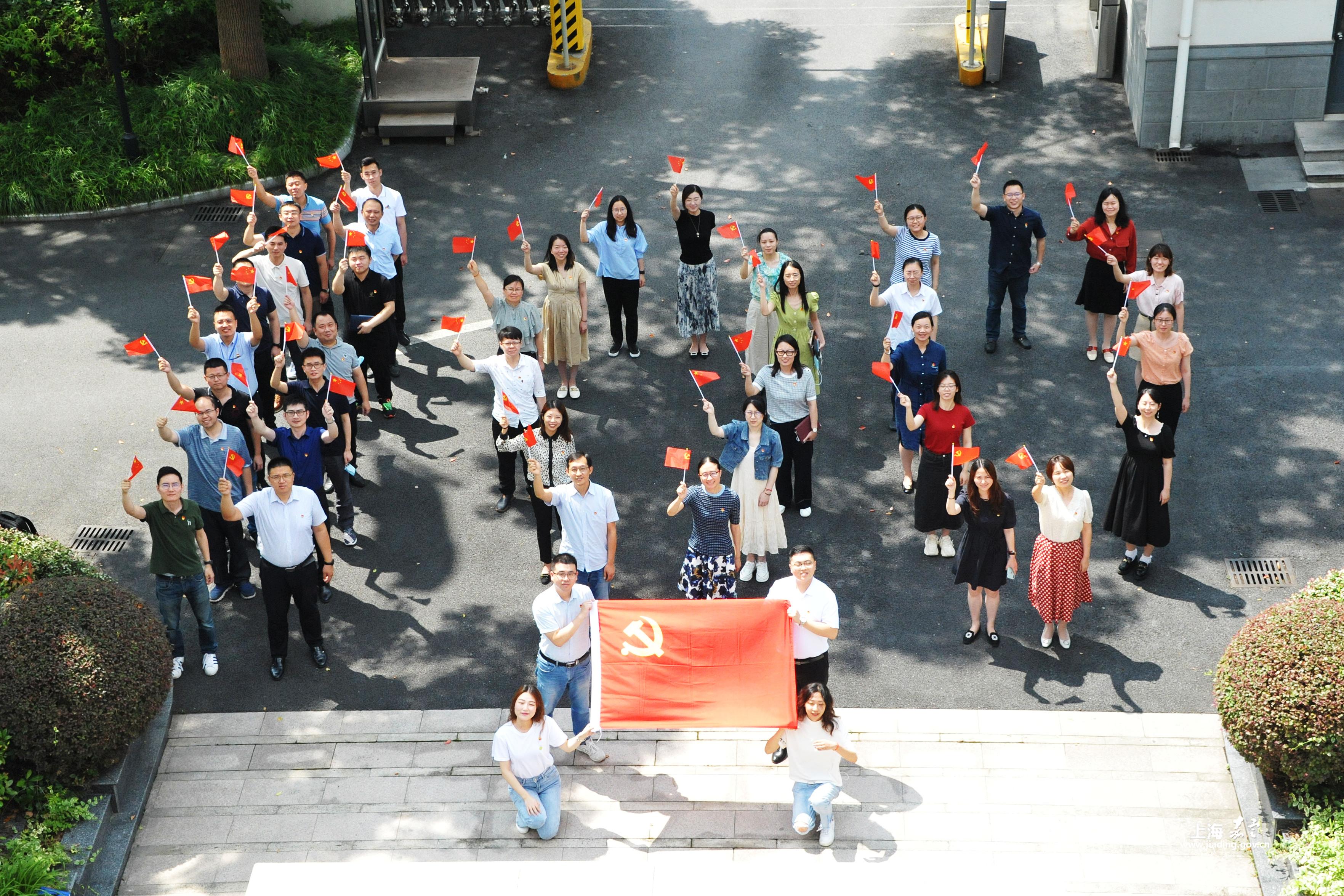 了庆祝建党100周年"微快闪"活动,大家通过队列组合成"100"和爱心图案