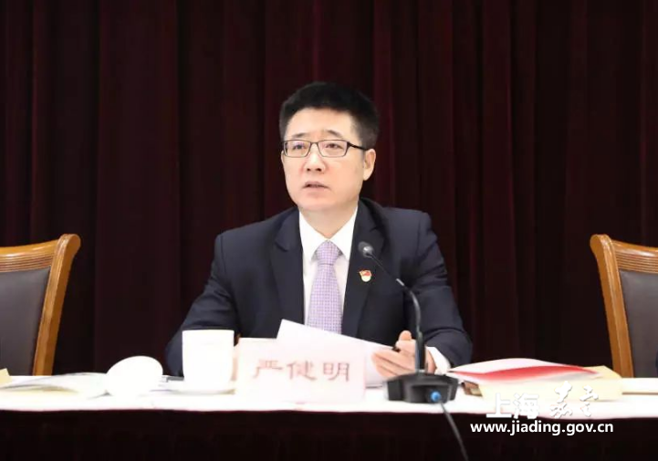 镇党委书记严健明,镇党委副书记,镇长吴雪芬,镇人大主席万平,镇党委副