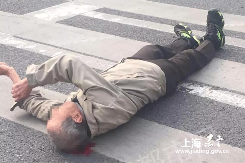 嘉定一路口发生车祸!老人倒地头部流血