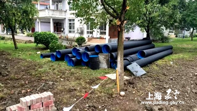 拓宽口径增设分流管道 居民雨天不再行路难_嘉