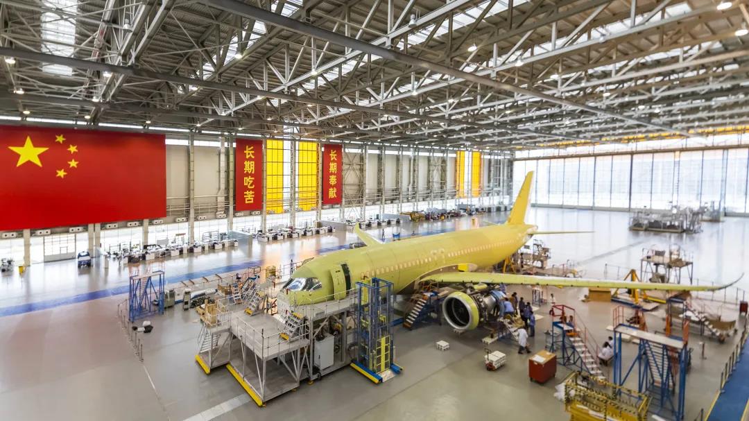 c919国产大飞机在总装车间内进行组装