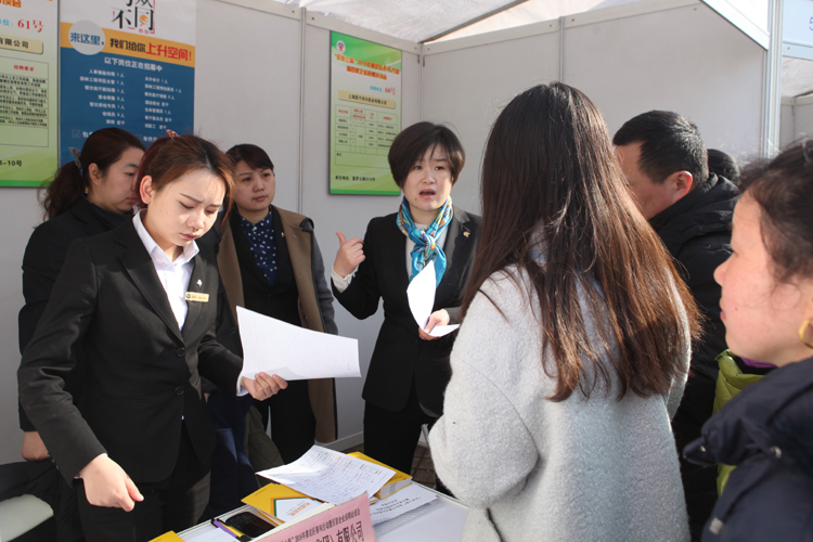 开年首场企业招聘会在工业区举办 3.5万人现场