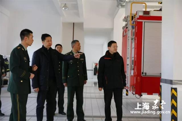 副区长傅俊一行至外冈镇走访望新消防中队及困难家庭