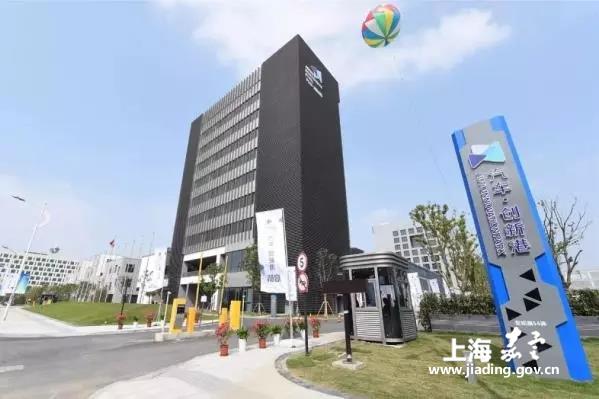 日前,上海国际汽车城区域中的9个重点项目情况公布。 9个重点项目分别是:瑞金广慈门诊医院、华师双语学校、汽车创新港、环球车享EVCARD、智能网联汽车、驿动班车、申养长者公寓、嘉北郊野公园、中汽产培中心。这9个项目涉及城市化生活配套、产业升级、人才培育。 瑞金广慈门诊医院 瑞金广慈门诊医院主要为汽车城区域的外籍及中高端管理人才提供优质医疗服务,将继续携手上海交通大学附属瑞金医院(北院),汇集更多技艺精湛的医家名流,建立国际化医疗水准的高端诊所,为汽车城的中外精英人才提供健康保障。 华师双语学校 华师双