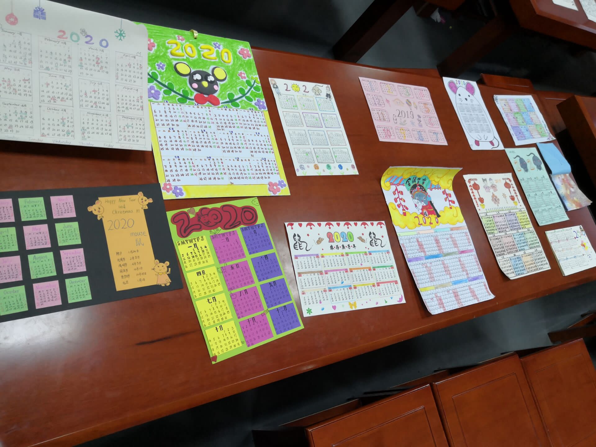 二年级学生的创新思维让人惊叹;三年级学生的年历制作琳琅满目;四年级