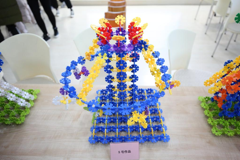 个人赛围绕"建筑"和"交通工具"两个主题,青年教师们以雪花片为材料
