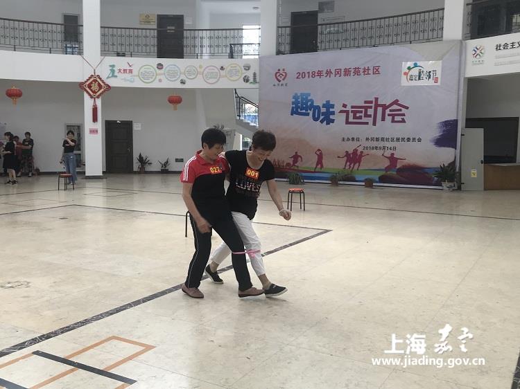 本次趣味运动会有乒乓球比赛,运送乒乓球,滚雪球,齐心协力,运气球