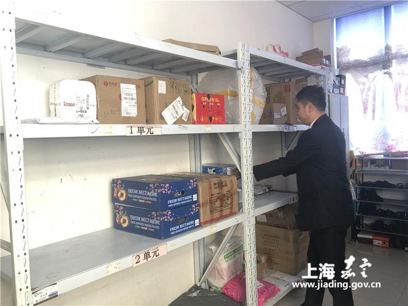 正文 无独有偶,希望社区也联合物业开辟了一处货架,临时存放居民快递
