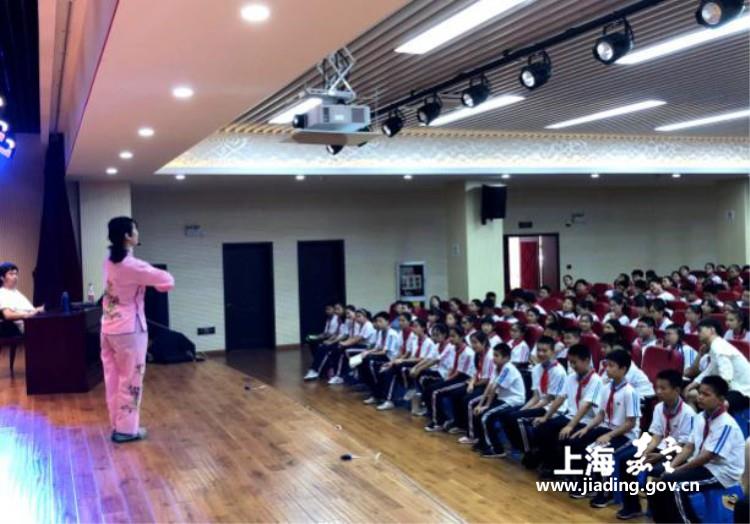丰庄中学开展"戏曲文化进校园"艺术讲座活动