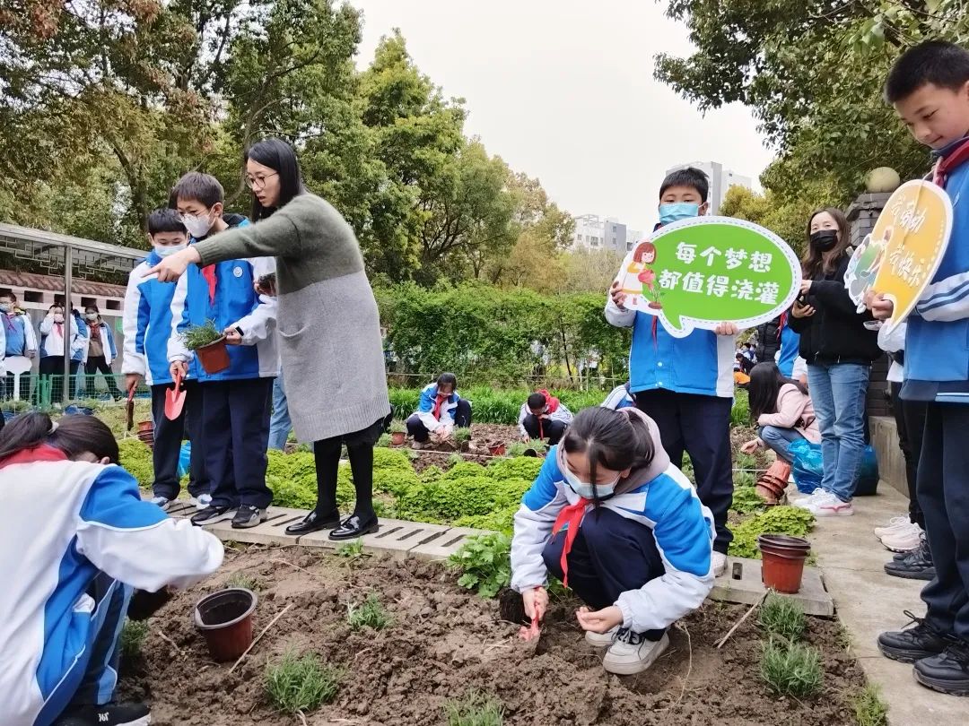 挥着铲子去上课！“百草园”开耕啦