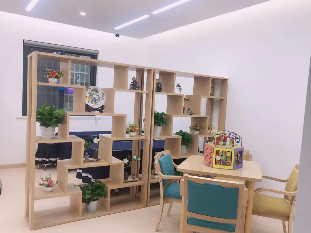 医疗康复师及志愿者等专业服务团队,设有招待区,老年人活动区,休息区