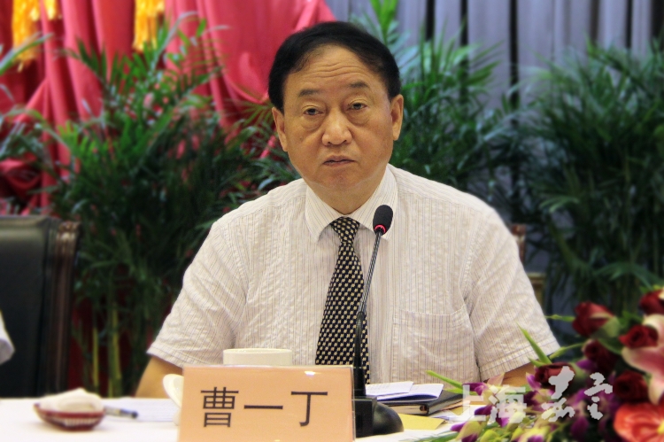 区委副书记曹一丁传达市委九届十五次全会精神。