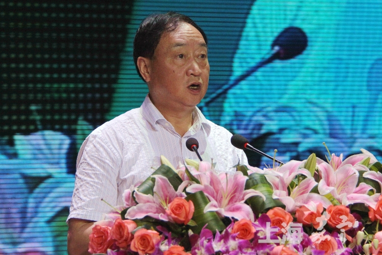 区委副书记曹一丁宣读表彰决定和表彰名单。