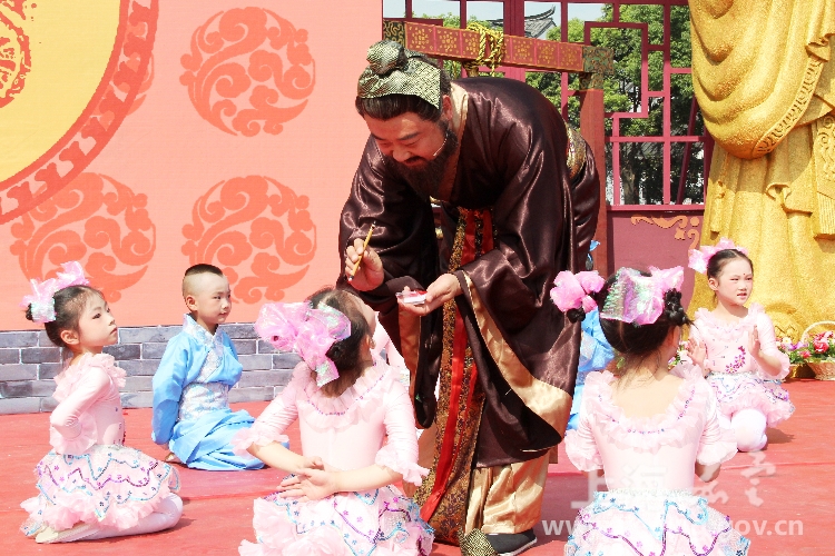 师生共同演绎舞蹈《点痣破蒙》