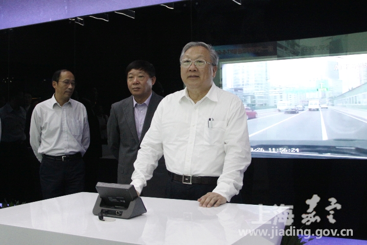 与会领导参观上海物联网中心应用展示厅<br />