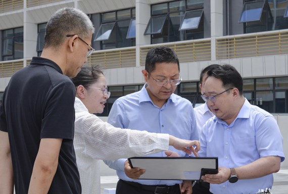 用心用情办好教育！区委书记肖文高调研学校建设