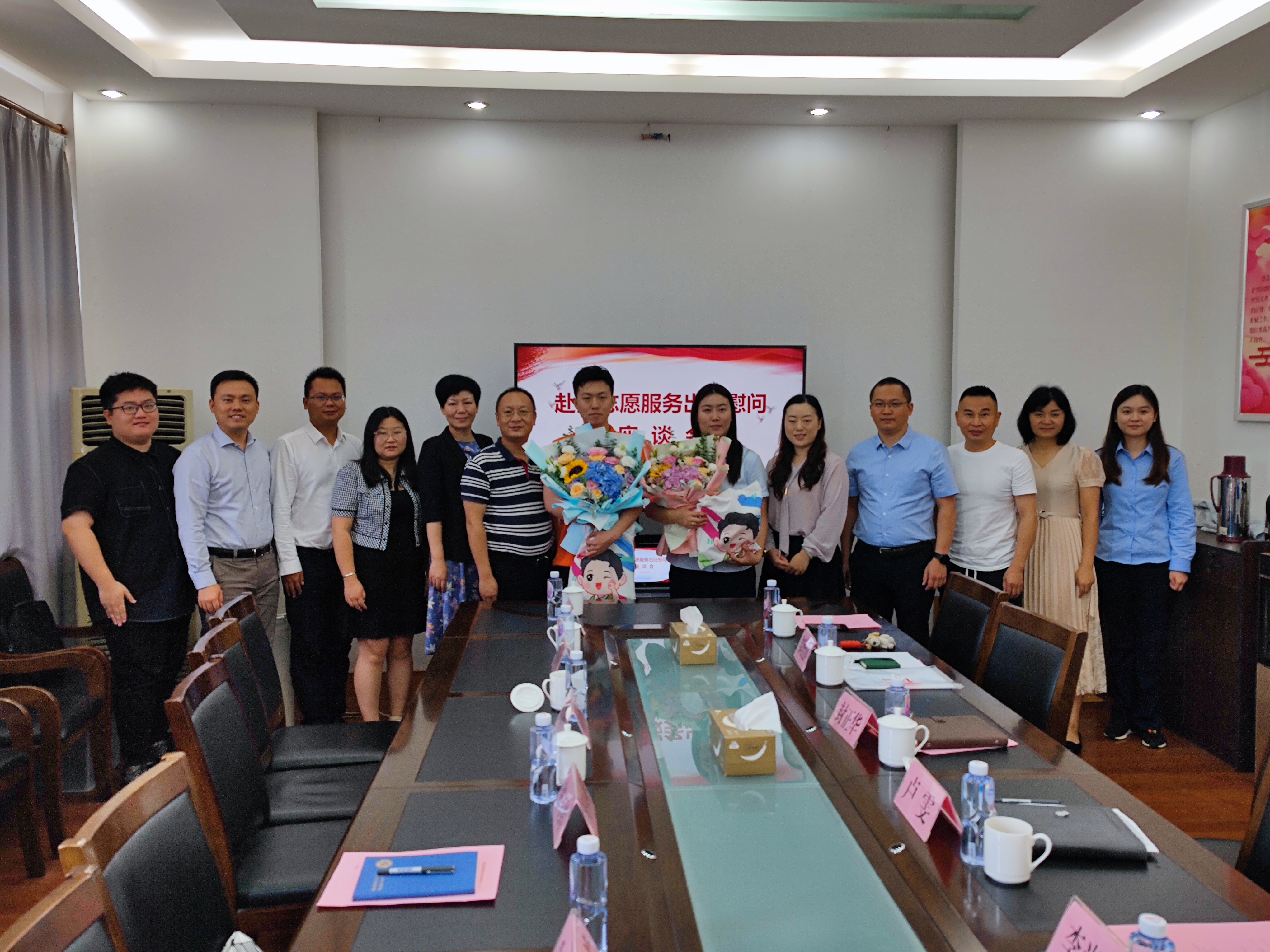 慰问合影邹怡静-503446.jpg 慰问合影邹怡静-503446.jpg