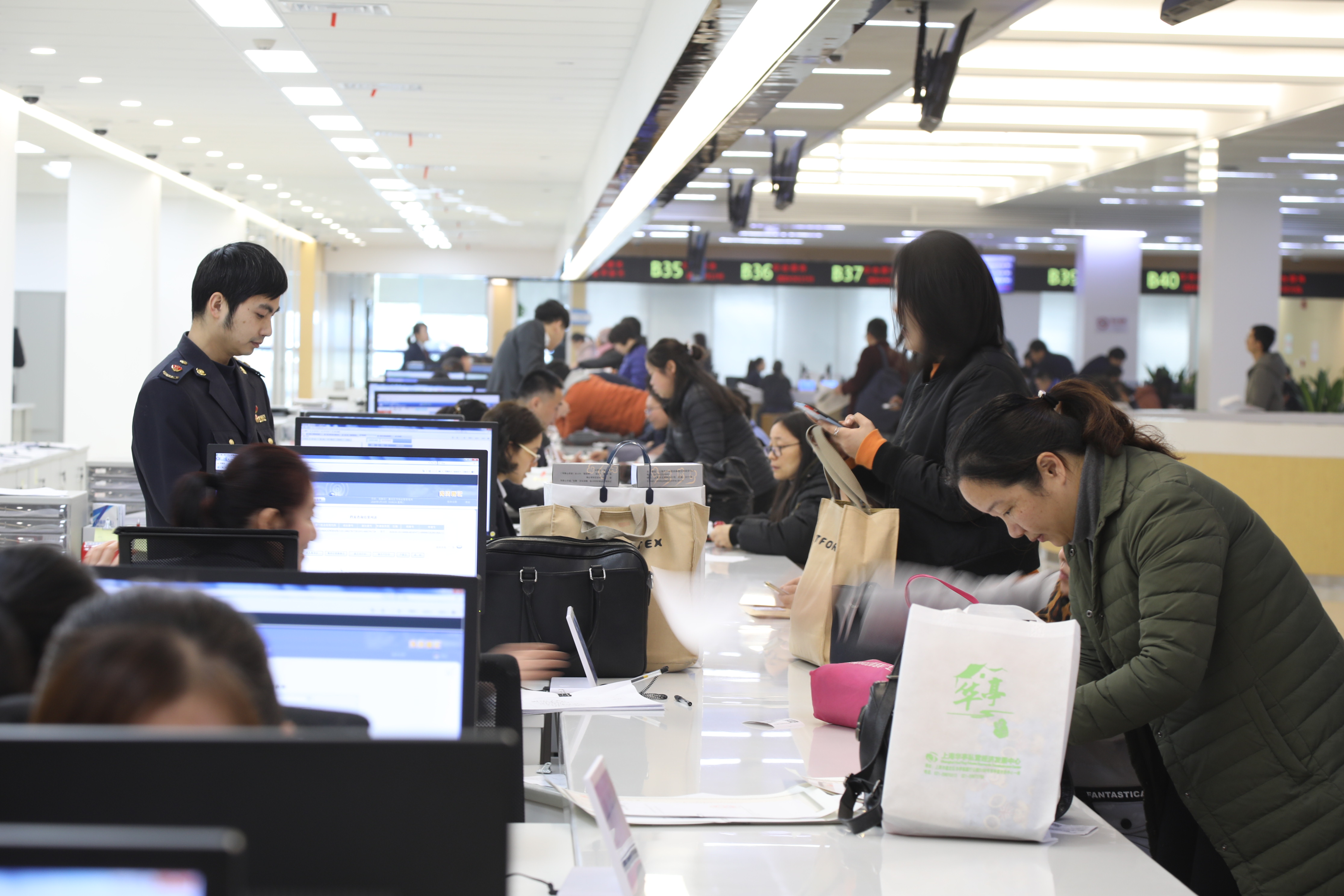 加强产权保护提高办事效率_多措并举优化营商环境_-507802.jpg