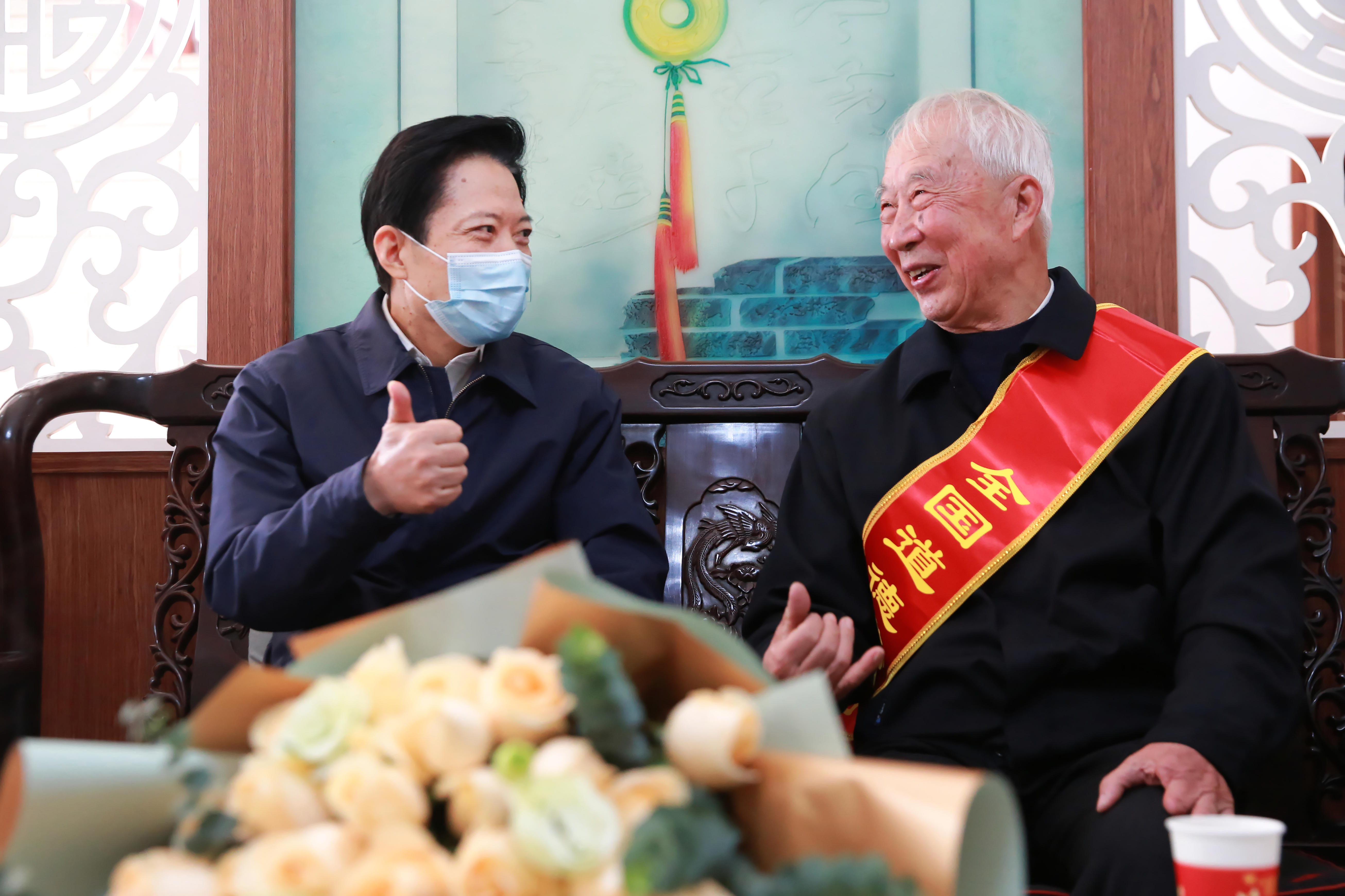 慰问全国道德模范施德华-509389.jpg