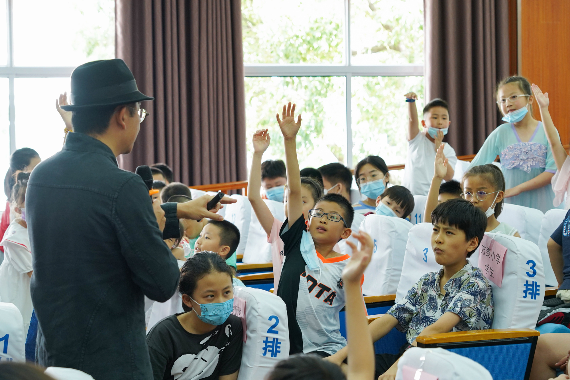 图3：家庭教育送教服务（图片说明：学生踊跃举手答题）-506286.jpg