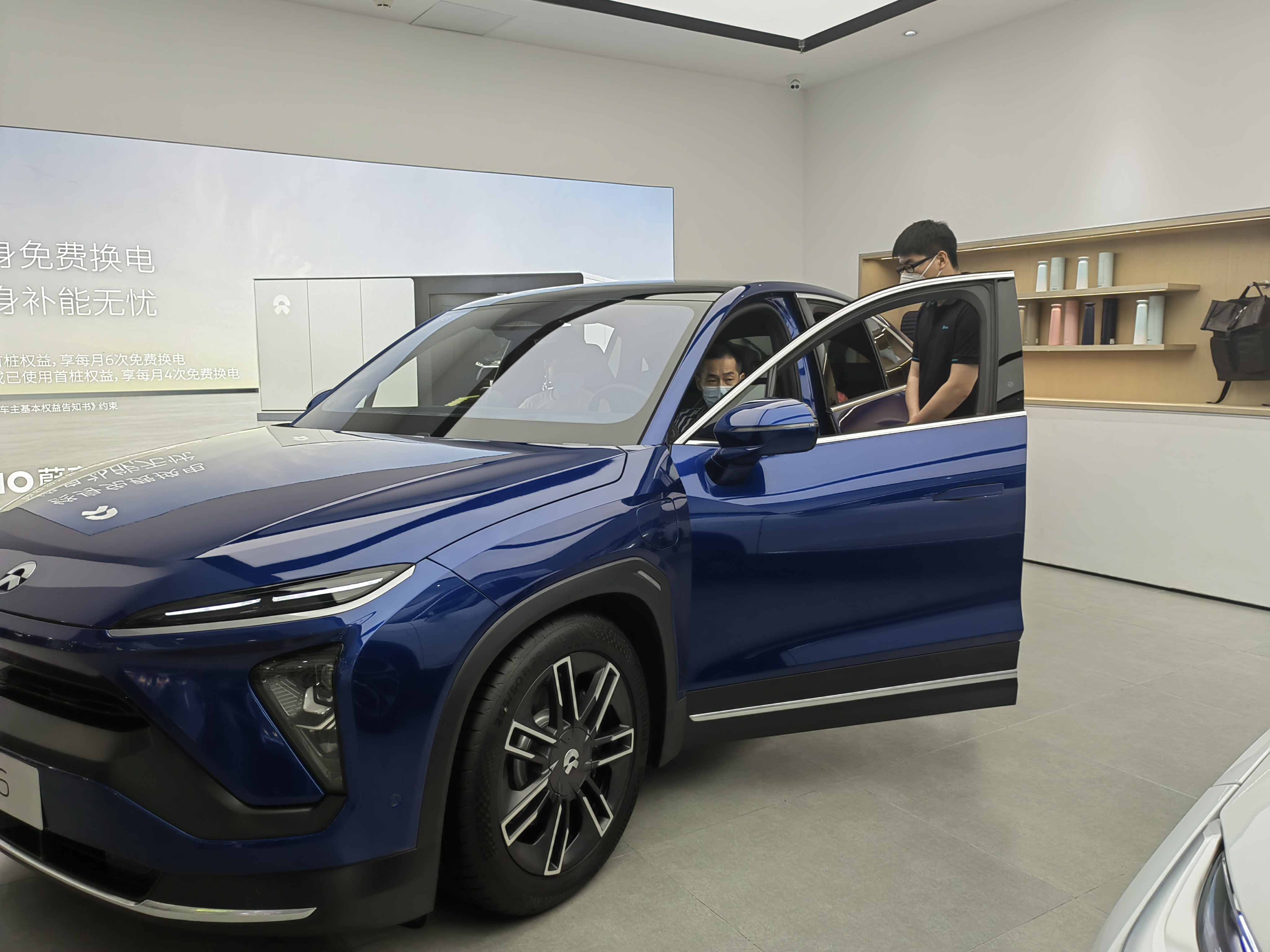 顾客在蔚来体验-518756.jpg