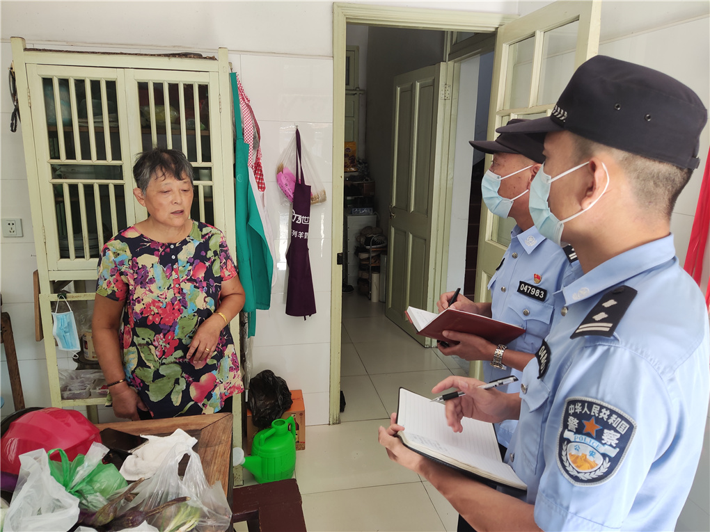 老民警 国庆 生日同一天 退休 张敏_徐行派出所 大石皮村 村警务室-505982.jpg