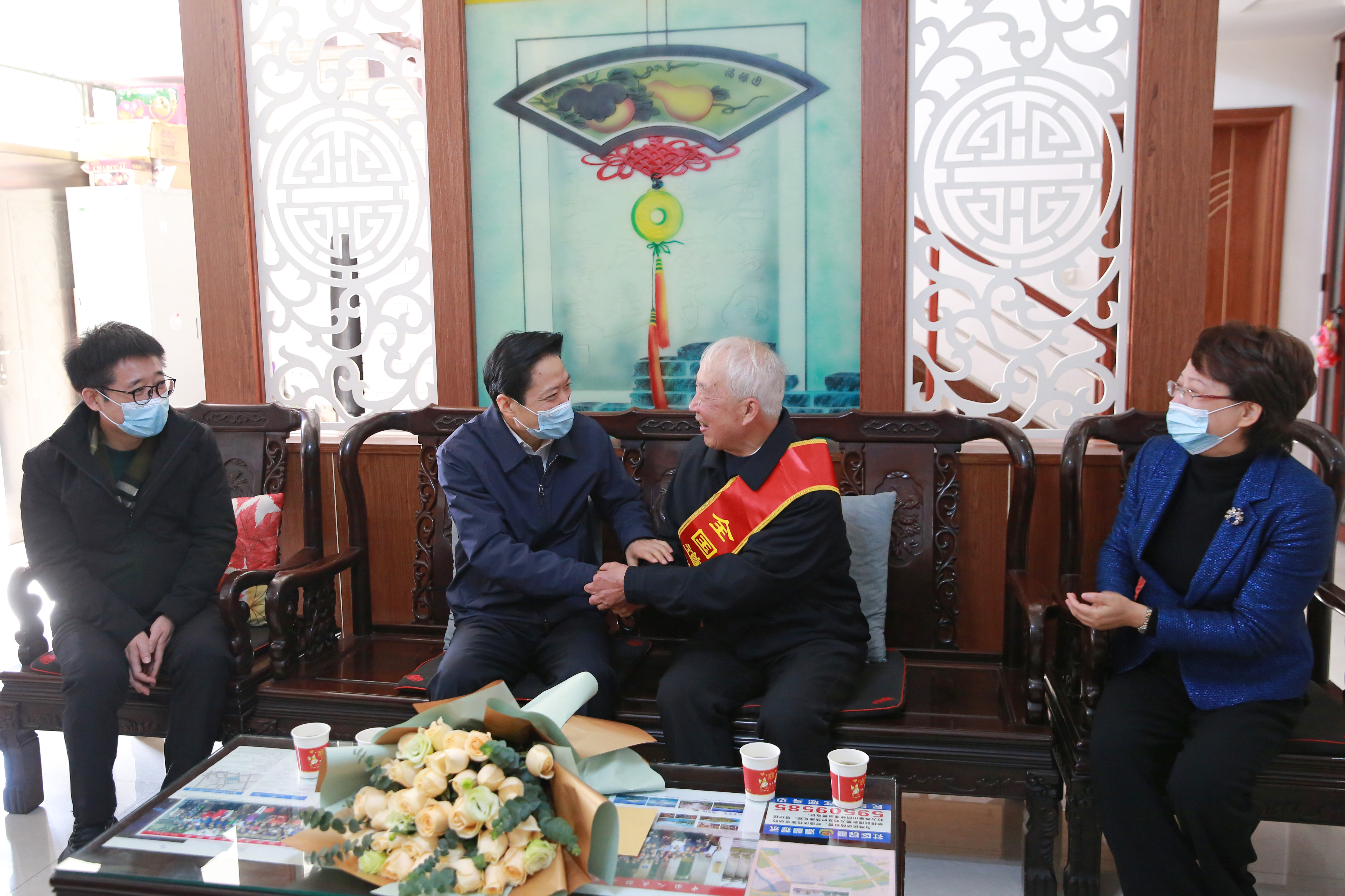 慰问全国道德模范施德华-509394.jpg