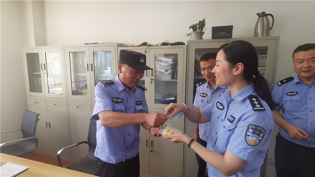 老民警 国庆 生日同一天 退休 张敏_徐行派出所 大石皮村 村警务室-505981.jpg