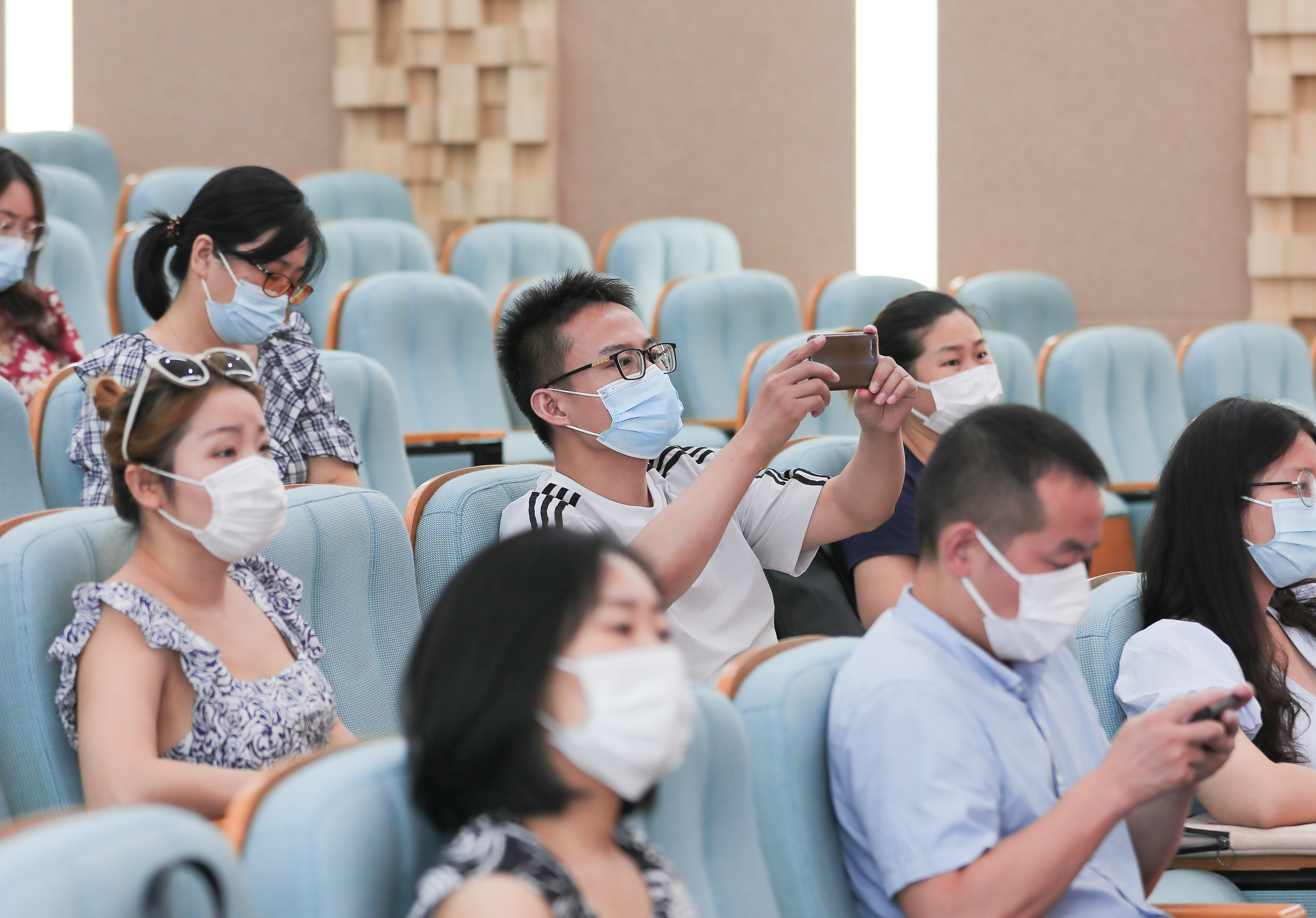 图5：家庭教育送教服务（图片说明：家长认真听讲）-506289.jpg
