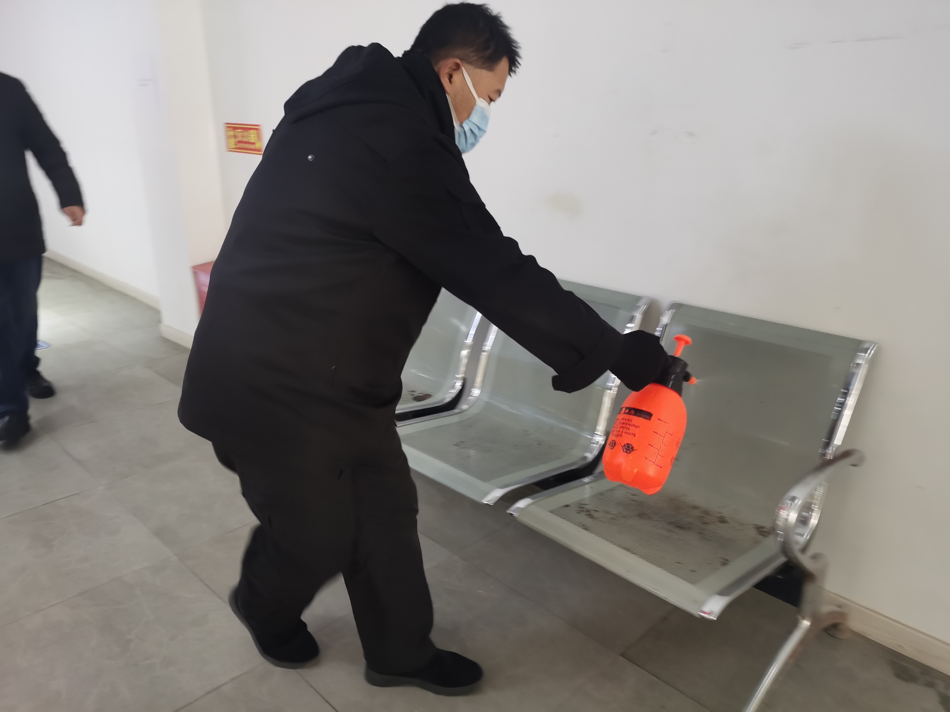 （图7）防控不松懈！进入商场农贸市场等须戴口罩-14916.jpg