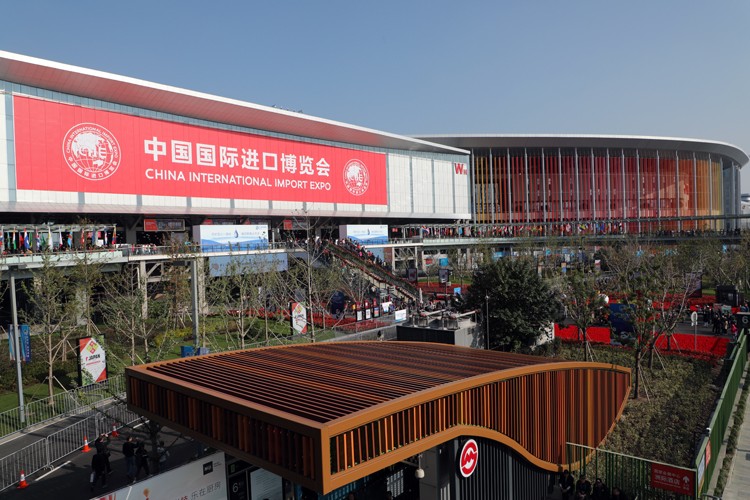 章曦一行参观进博会,走访嘉定参展企业